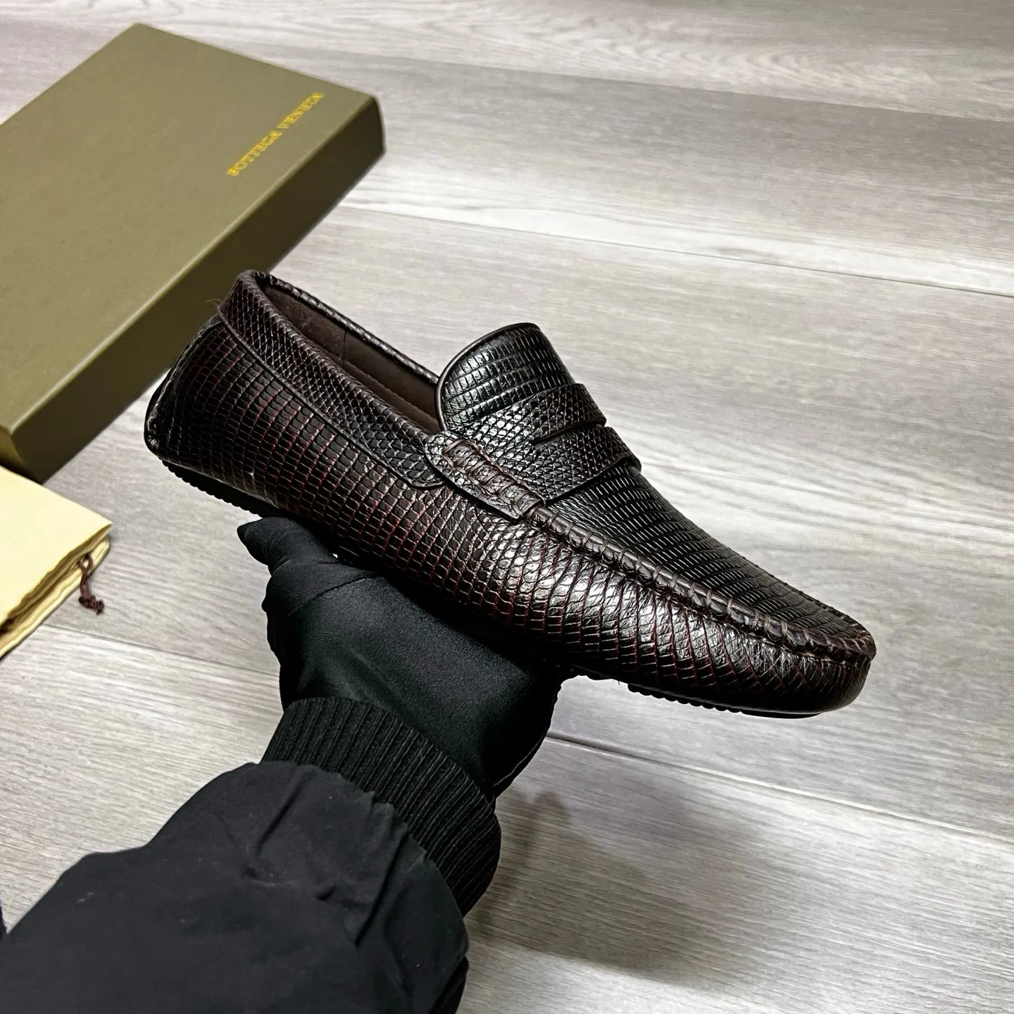 Factory price 480 BV 〰️Purely handmade classic men's beanie shoes👉👉driving shoes, slip-on shoes, made of imported cowhide from Italy, 💕water-dyed cowhide lining, 🔊original outsole, waterproof platform design, comfortable on the feet. A good choice for traveling and driving, three colors available, code number: 38-44, (45 can be customized)